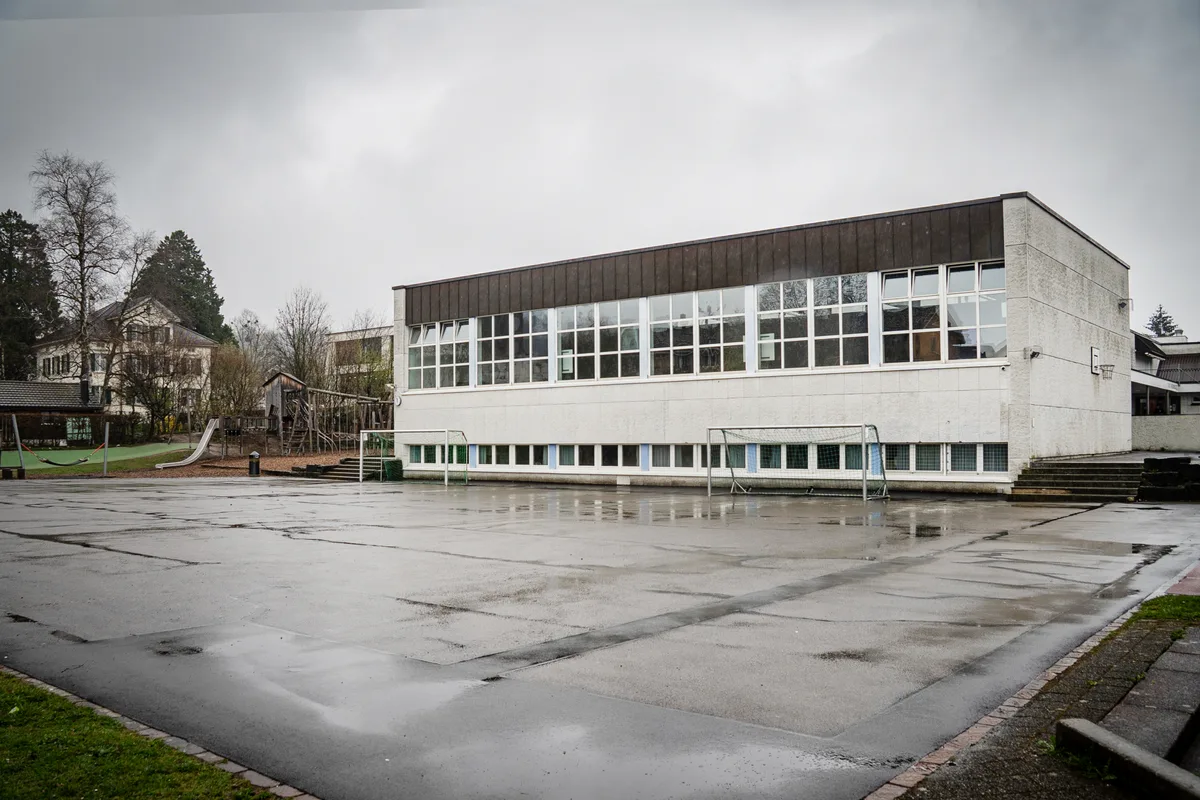 Schulhaus Meiliwiese (Turnhalle) und Sportplatz in Hinwil. 